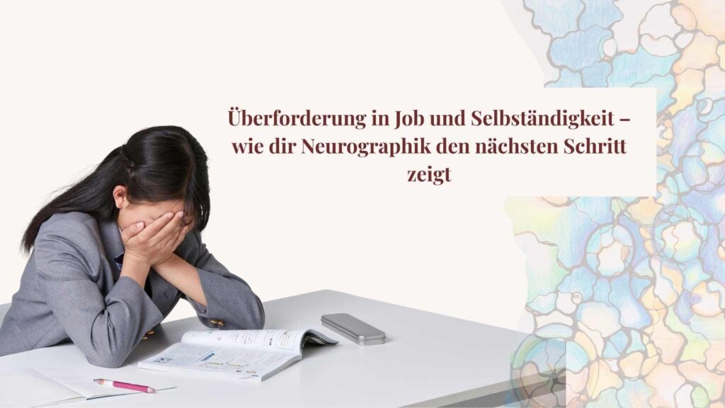Frau im grauen Blazer sitzt überfordert am Schreibtisch, hält das Gesicht in den Händen, daneben der Titeltext: Überforderung in Job und Selbständigkeit – wie dir Neurographik den nächsten Schritt zeigt.