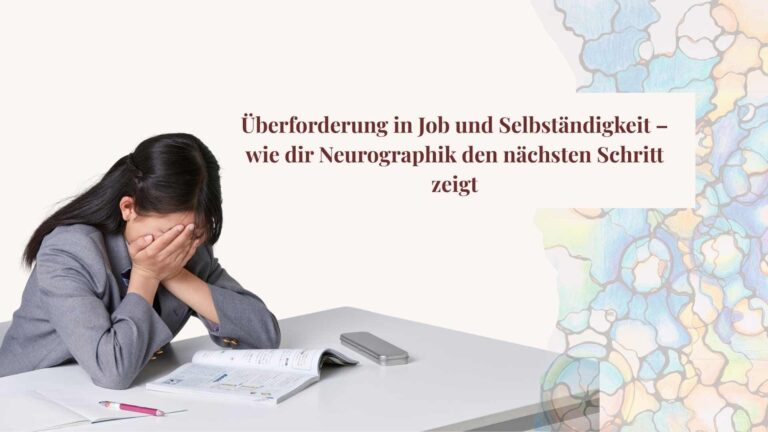 Frau im grauen Blazer sitzt überfordert am Schreibtisch, hält das Gesicht in den Händen, daneben der Titeltext: Überforderung in Job und Selbständigkeit – wie dir Neurographik den nächsten Schritt zeigt.