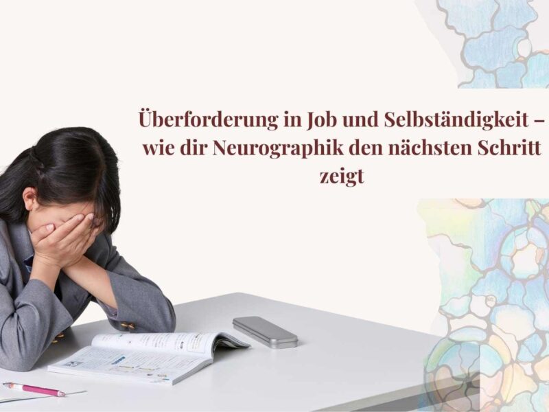 Frau im grauen Blazer sitzt überfordert am Schreibtisch, hält das Gesicht in den Händen, daneben der Titeltext: Überforderung in Job und Selbständigkeit – wie dir Neurographik den nächsten Schritt zeigt.