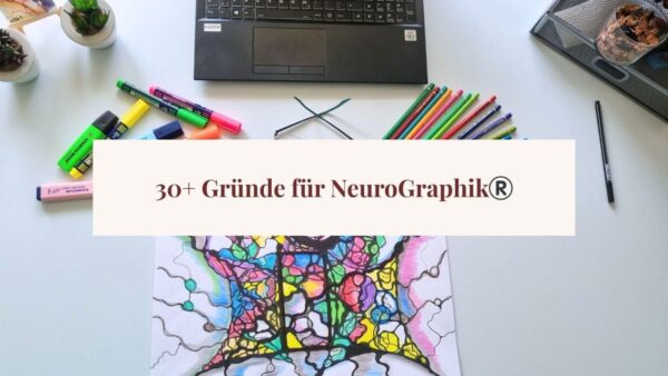 Schreibtisch mit bunten Stiften, Laptop und neurographischer Zeichnung – Titel: „30+ Gründe für NeuroGraphik®“