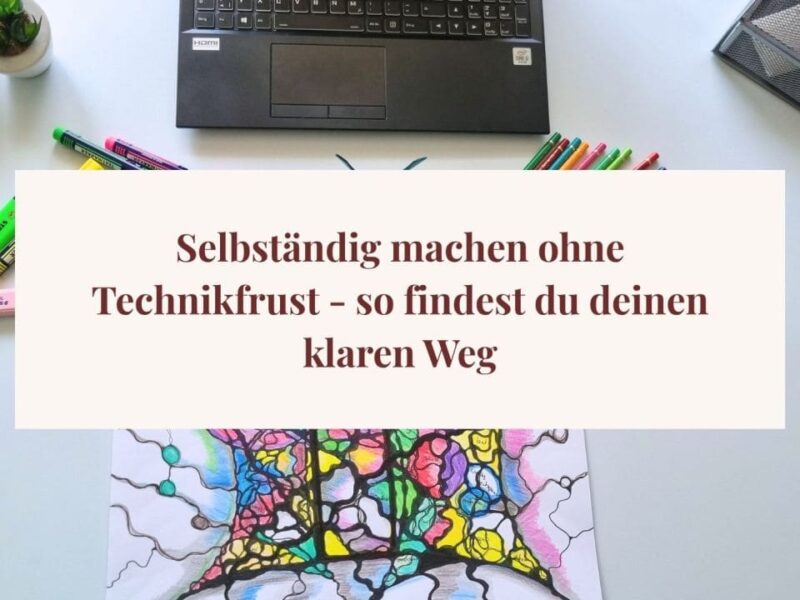 Laptop, Marker und Neurographik-Bild auf hellem Schreibtisch – Titel: „Selbständig machen ohne Technikfrust