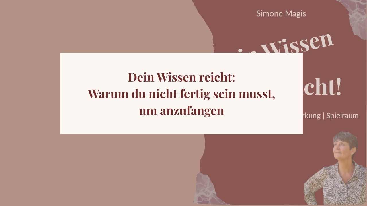 Dein Wissen reicht: Warum du nicht „fertig“ sein musst, um anzufangen 1 Podcast-Titelbild mit dem Text „Dein Wissen reicht: Warum du nicht fertig sein musst, um anzufangen“ und einem Porträt von Simone Magis.