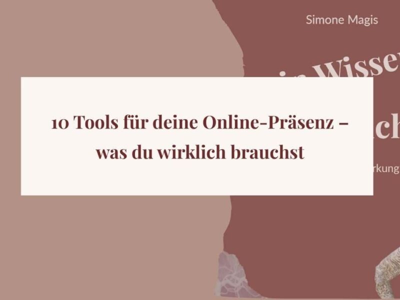 Titelgrafik mit dem Text „10 Tools für deine Online-Präsenz – was du wirklich brauchst“ auf hellem Hintergrund, gestaltet in warmen Braun- und Cremetönen mit einem Porträt von Simone Magis.